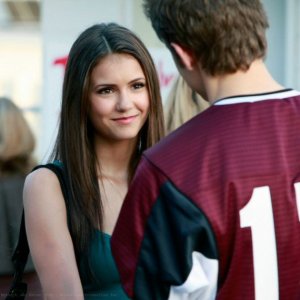 Elena (Nina Dobrev) parla con Stefan (Paul Wesley) nell'episodio Friday Night Bites della serie The Vampire Diaries