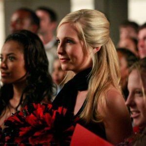 Katerina Graham (Bonnie) e Candice Accola (Caroline Truitt) in una scena dell'episodio Friday Night Bites di The Vampire Diaries