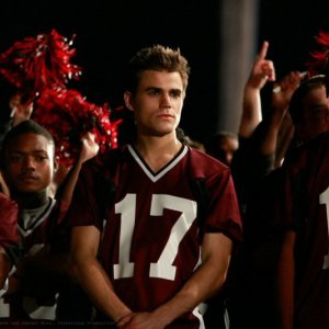 Stefan (Paul Wesley) e la squadra di rugby in una scena dell'episodio Friday Night Bites di The Vampire Diaries