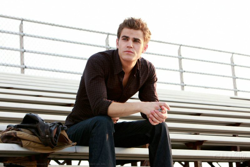 Stefan Paul Wesley Sulle Gradinate Nell Episodio Friday Night Bites Di The Vampire Diaries 129684