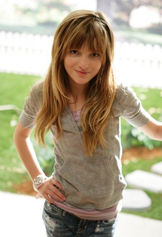 Bella Thorne è Ruthy Spivey in una foto promo di My Own Worst Enemy