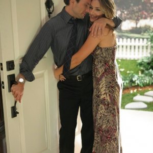 Christian Slater e Madchen Amick in una scena della serie My Own Worst Enemy