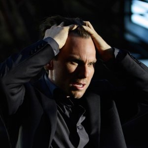 Christian Slater sconvolto in una scena della serie My Own Worst Enemy