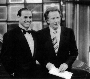 Mike Bongiorno accanto a Silvio Berlusconi, agli inizi degli anni '80.