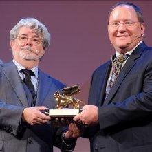 Venezia 2009: John Lasseter, fondatore della Pixar, riceve il Leone d'Oro alla carriera da George Lucas