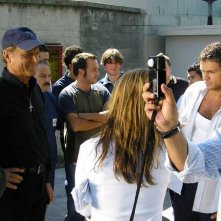 Carlo Marchetti (in camicia bianca e canotta) sul set di Don Matteo 7, accanto a Terence Hill