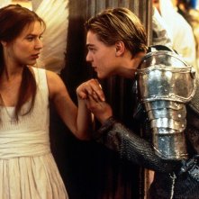 Giulietta (Claire Danes) e Romeo (Leonardo DiCaprio) in una scena del film Romeo + Giulietta