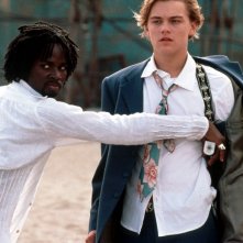Harold Perrineau (Mercuzio) e Leonardo DiCaprio (Romeo) in una scena del film Romeo + Giulietta