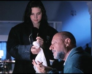 Jennifer Connely e Donald Pleasence in una scena del film Phenomena (1985)