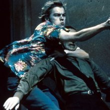 Leonardo DiCaprio è Romeo nel film Romeo + Giulietta, diretto da Baz Luhrmann