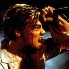 Leonardo DiCaprio in una scena drammatica del film Romeo + Giulietta