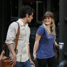 Penn Badgley (Dan Humphrey) e Olivia Burke (Hilary Duff) nell'episodio Dan de Fleurette della stagione 3 di Gossip Girl