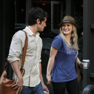 Penn Badgley (Dan Humphrey) e Olivia Burke (Hilary Duff) nell'episodio Dan de Fleurette della stagione 3 di Gossip Girl