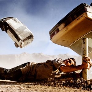 Ramon Rodriguez in una scena spettacolare del film Transformers - La vendetta del caduto
