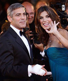 Venezia 2009 George Clooney E Elisabetta Canalis Salutano Il Pubblico Sul Red Carpet 129830