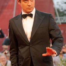 2009: Riccardo Scamarcio sul red carpet. L'attore è il protagonista de Il grande sogno di Placido