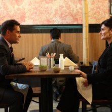 Adrian Pasdar e Cristine Rose in una scena della premiere della quarta stagione di Heroes