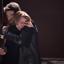 Giampaolo Morelli Abbraccia Nathalie Rapti Gomez In Un Episodio De L Ispettore Coliandro 3 Dal Titolo Sangue In Facolta 129994