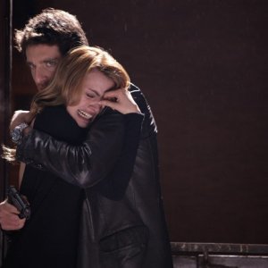 Giampaolo Morelli abbraccia Nathalie Rapti Gomez in un episodio de L'ispettore Coliandro 3 dal titolo Sangue in facoltà
