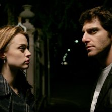 Giampaolo Morelli con Nathalie Rapti Gomez in un episodio de L'ispettore Coliandro 3 dal titolo Sangue in facoltà