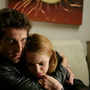 Giampaolo Morelli con Nathalie Rapti Gomez in un episodio de L'ispettore Coliandro dal titolo Sangue in facoltà