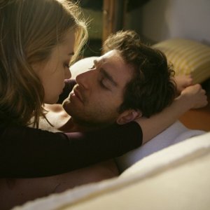 Giampaolo Morelli e Nathalie Rapti Gomez in un episodio de L'ispettore Coliandro dal titolo Sangue in facoltà