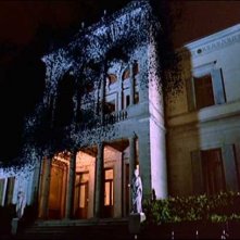 Il collegio del film Phenomena con la facciata presa d'assalto dagli insetti.