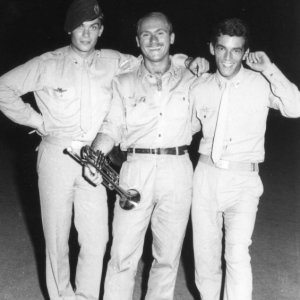 l'attore Alessio Orano (con il basco) insieme ad altri commilitoni nel luglio del '68, in una foto ricordo per l'ultimo giorno di naja.