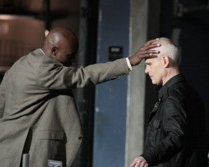 Zeljko Ivanek e Jimmy Jean-Louis in una scena della premiere della stagione 4 di Heroes