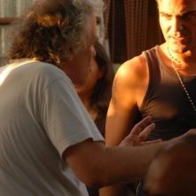 Salvatore Ruocco sul set di Napoli Napoli Napoli mentre ascolta le indicazioni di Abel Ferrara.