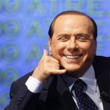 Una curiosa immagine di Silvio Berlusconi.