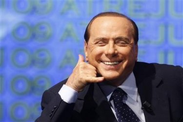 Una curiosa immagine di Silvio Berlusconi.