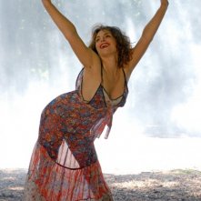 Una gioiosa Caterina Varzì nel corto erotico Hotel Courbet, diretto da Tinto Brass.