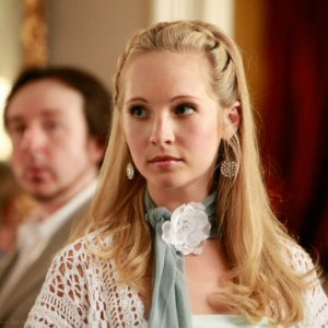 Caroline (Candice Accola) elegante in una sequenza dell'episodio Family Ties di The Vampire Diaries