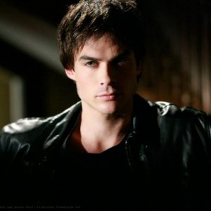 Damon (Ian Somerhalder) in una scena dell'episodio Family Ties della serie The Vampire Diaries