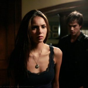 Elena (Nina Dobrev) con alle spalle Damon (Ian Somerhalder) nell'episodio Family Ties  della serie The Vampire Diaries