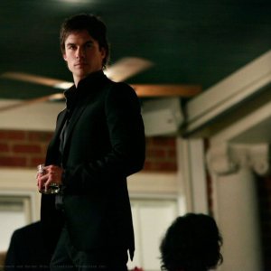 Ian Somerhalder è Damon nell'episodio Family Ties della serie tv The Vampire Diaries