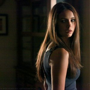 Nina Dobrev di spalle in una scena della puntata Family Ties di The Vampire Diaries