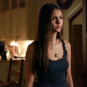 Nina Dobrev è Elena nell'episodio Family Ties della serie The Vampire Diaries