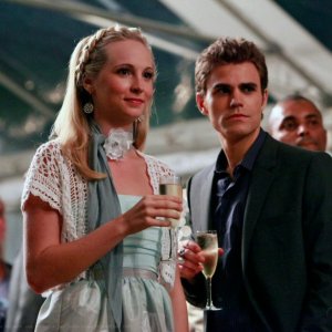 Paul Wesley e Candice Accola partecipano al Founder's Party nell'episodio Family Ties di The Vampire Diaries