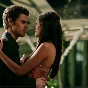 Stefan (Paul Wesley) ed Elena (Nina Dobrev) in una scena dell'episodio Family Ties della serie The Vampire Diaries
