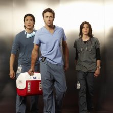 Alex O'Loughlin, Katherine Moennig e Daniel Henney in uno scatto promozionale della serie Three Rivers