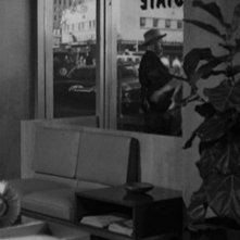 Alfred Hitchcock nel suo solito cameo nel film Psycho (1960)