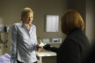 Anna Torv e Blair Brown in una scena dell'episodio Night Of Desirable Objects di Fringe