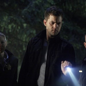 Anna Torv e Joshua Jackson in una scena dell'episodio Night Of Desirable Objects di Fringe