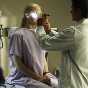 Anna Torv in una scena dell'episodio Night Of Desirable Objects di Fringe