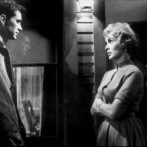 Anthony Perkins e Janet Leigh in una scena del film Psycho (1960)
