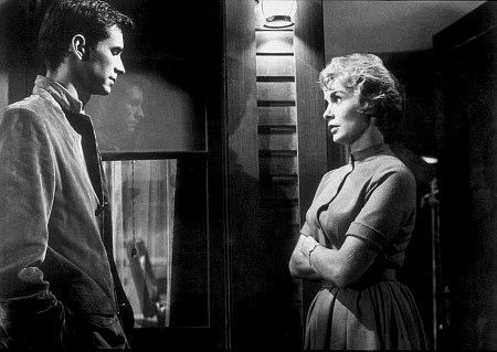 Anthony Perkins e Janet Leigh in una scena del film Psycho (1960)