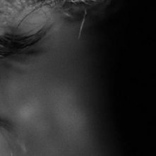 Anthony Perkins spia Janet Leigh in una scena del film Psycho (1960)