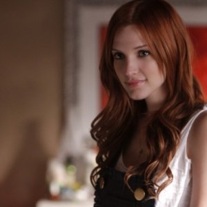 Ashlee Simpson-Wentz in una scena dell'episodio Nightingale di Melrose Place
